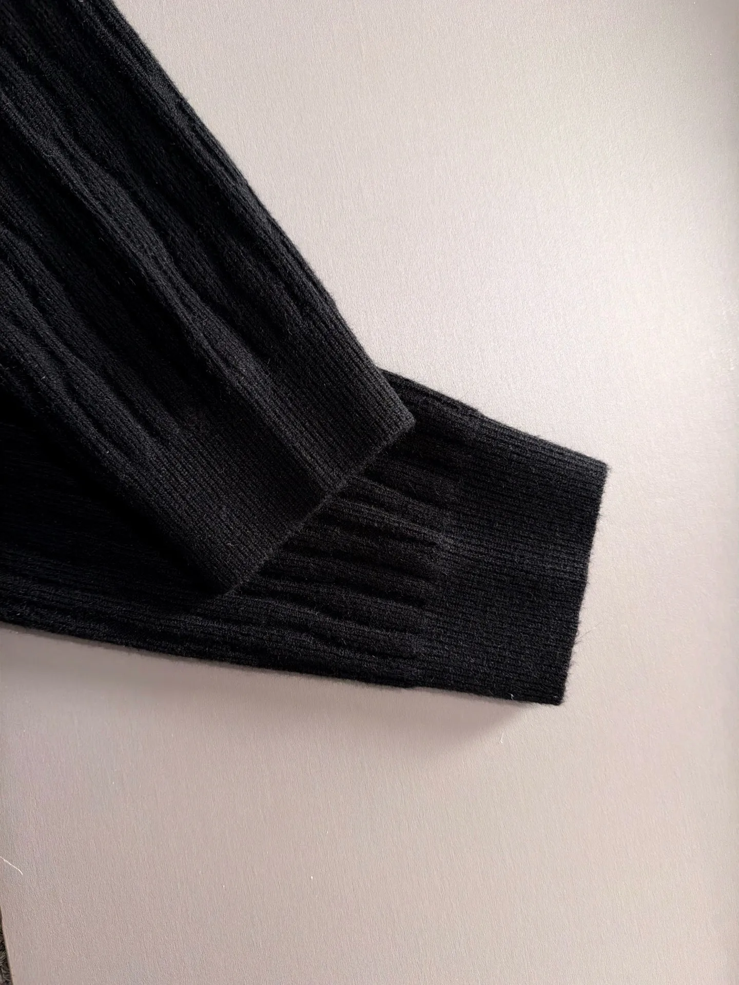 The latest knitted sweater jackets from Balenciaga’s official autumn/winter 2026 website are now on sale at the counter for Hot Sale! Specially made of wool blended fabric. It feels comfortable and can be directly in contact with the skin. The logo badge is exquisitely embroidered, which is extremely eye-catching! The details highlight the fashionable charm of big brands. Exquisite workmanship. Three-dimensional cutting style. The wearing effect is invincible and handsome! All three standards are complete! Sizes:M-3XL